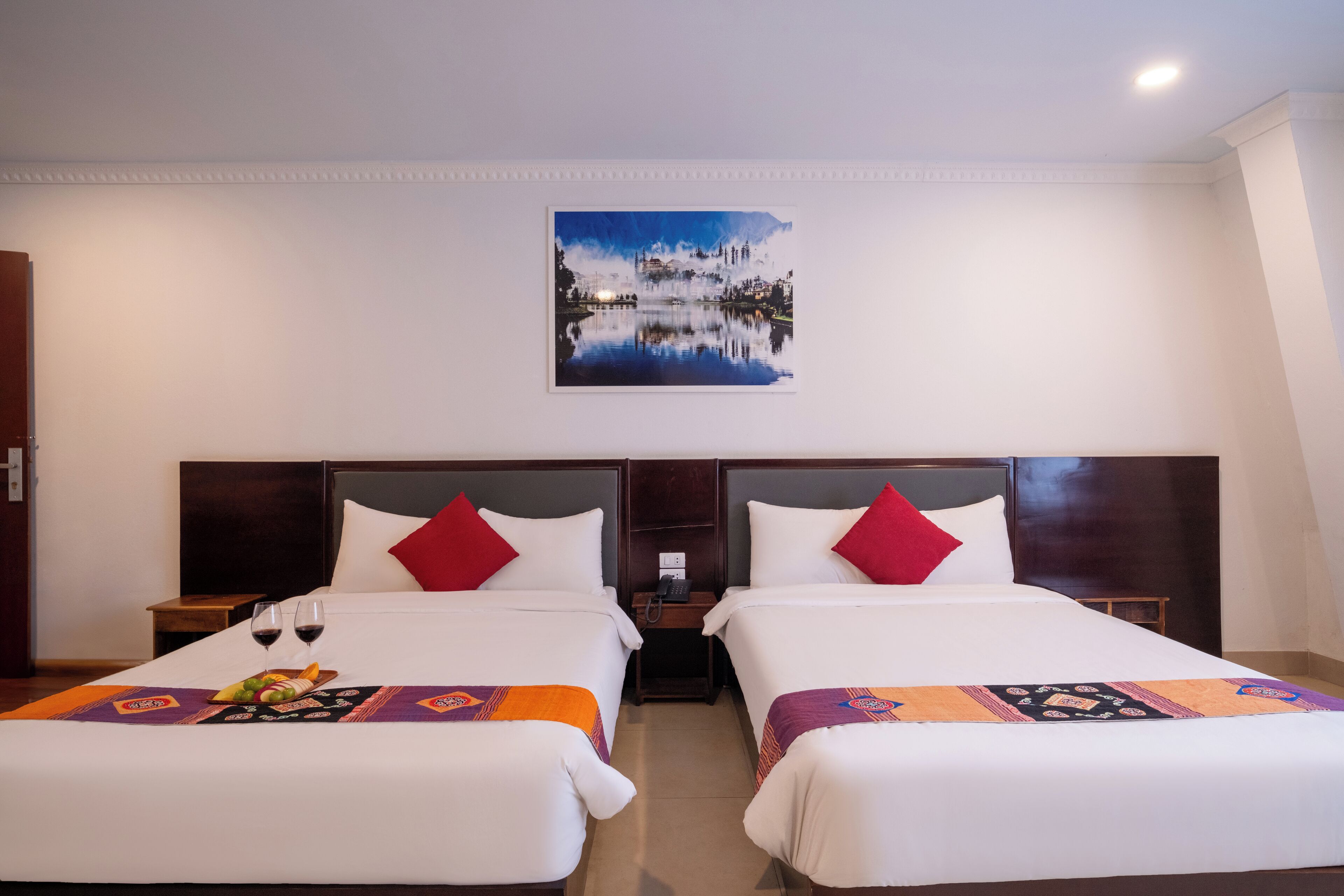 디럭스 쿼드룸, 시내 전망 | 거실 공간