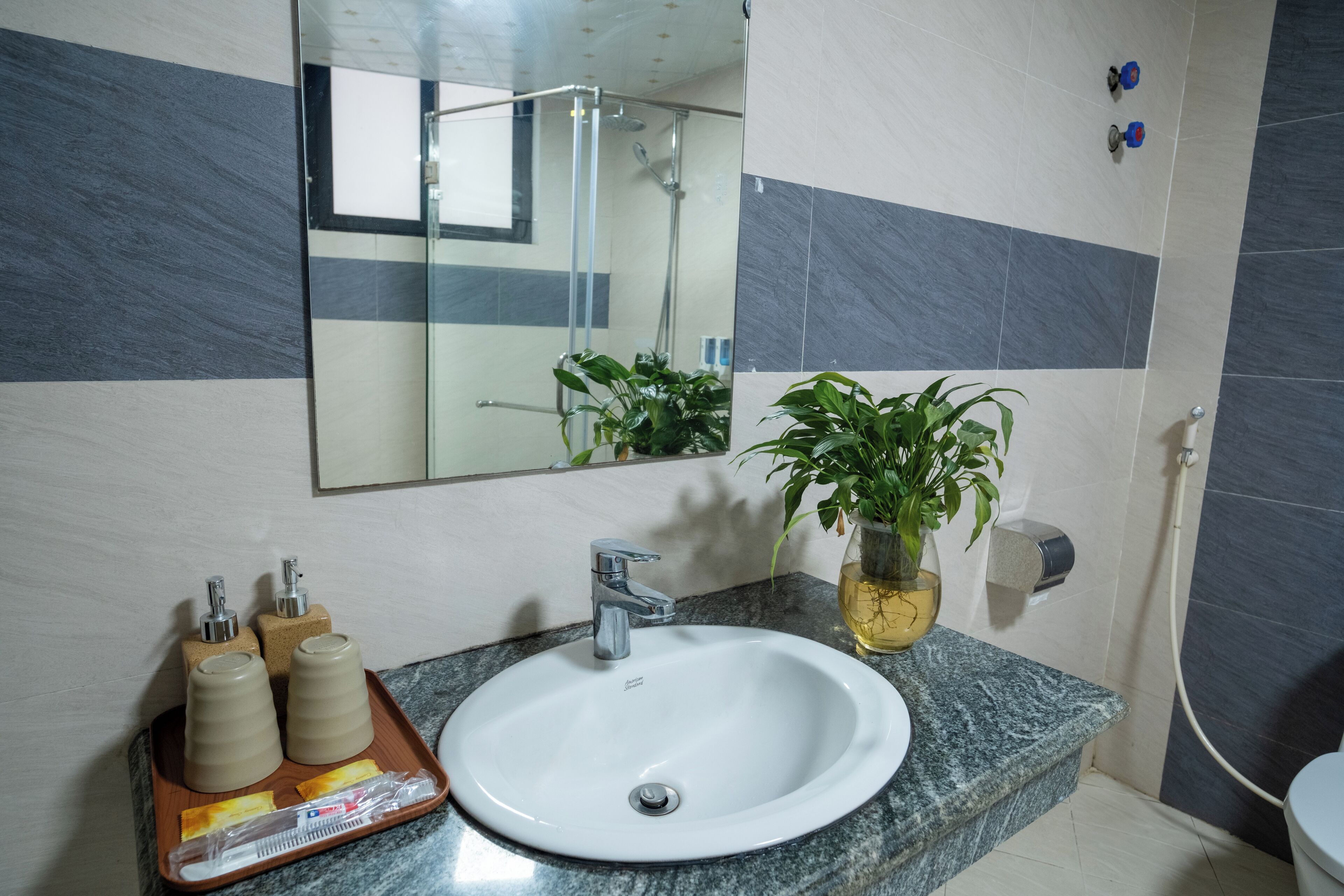 슈피리어 트리플룸 | 욕실 | 샤워 시설, 레인폴 샤워기, 고급 세면용품, 헤어드라이어