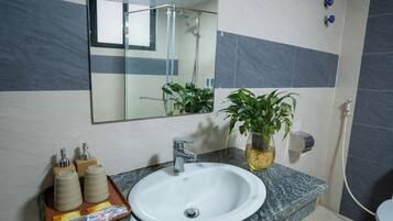 Superior Triple Room | Bathroom