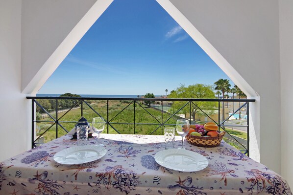 Outdoor dining - Apartment 'Sea and Sky' with Sea View and Balcony (Vila Nova de Cacela)