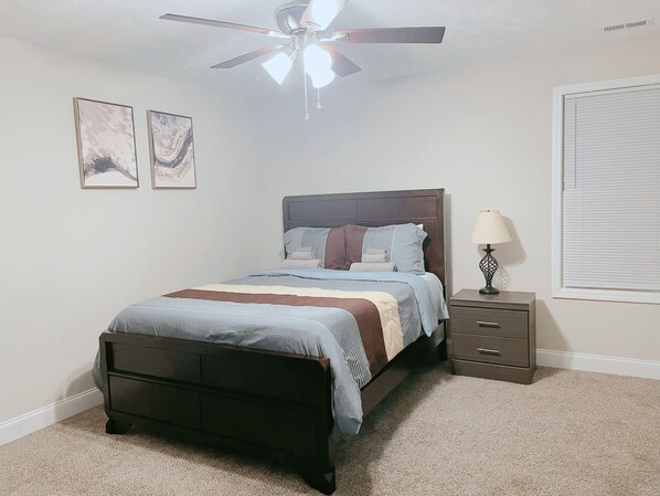 3 chambres, bureau, fer et planche à repasser, lit de bébé portatif