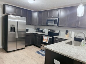 Réfrigérateur, four à micro-ondes, un four, surface de cuisson