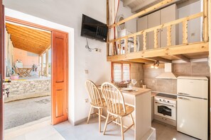 Fridge, oven, stovetop, coffee/tea maker