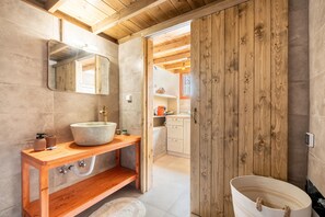 Regadera, secadora de cabello, toallas 