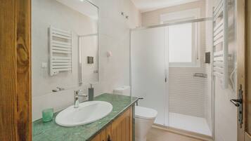 Dusche, Haartrockner, Handtücher