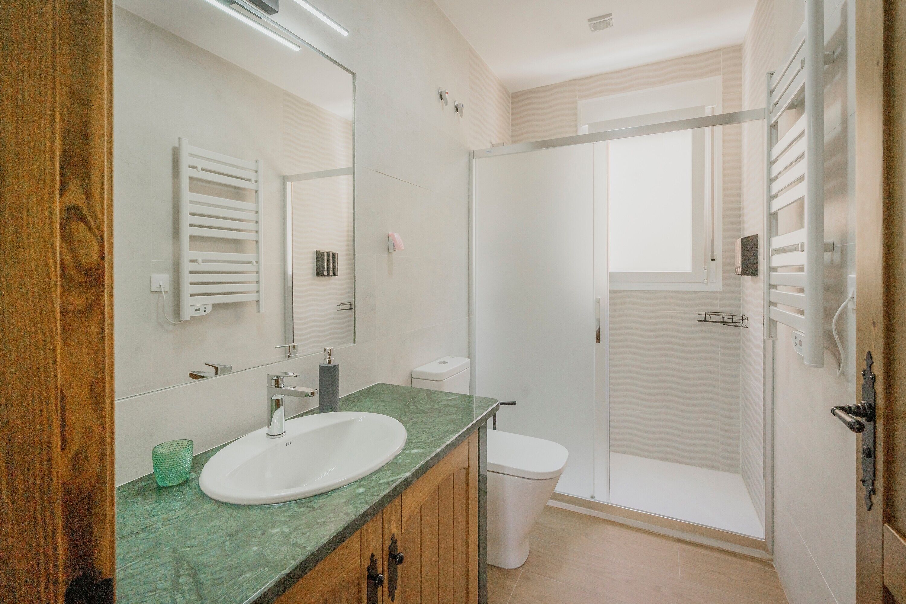 Dusch, hårtork och handdukar