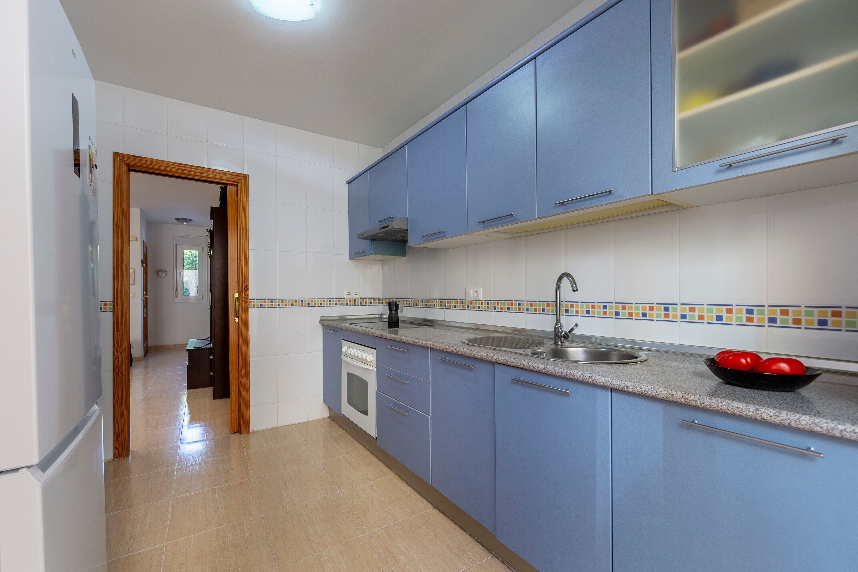 Frigorífico, microondas, placa de cocina y cafetera o tetera