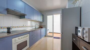 Frigorífico, microondas, placa de cocina y cafetera o tetera