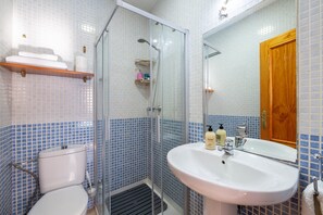 Chuveiro, secador de cabelo, toalhas de banho 