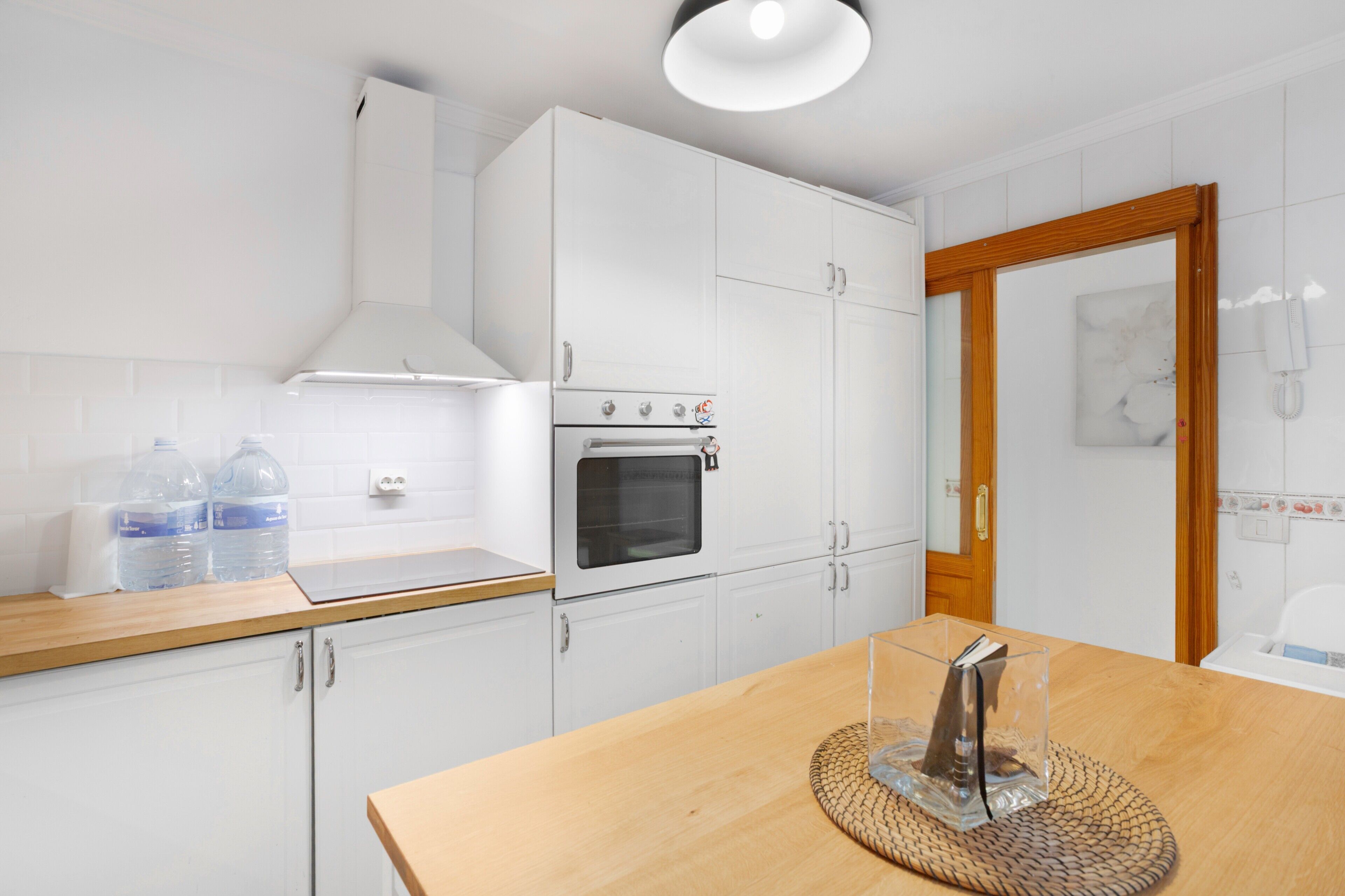 Fridge, oven, stovetop, coffee/tea maker