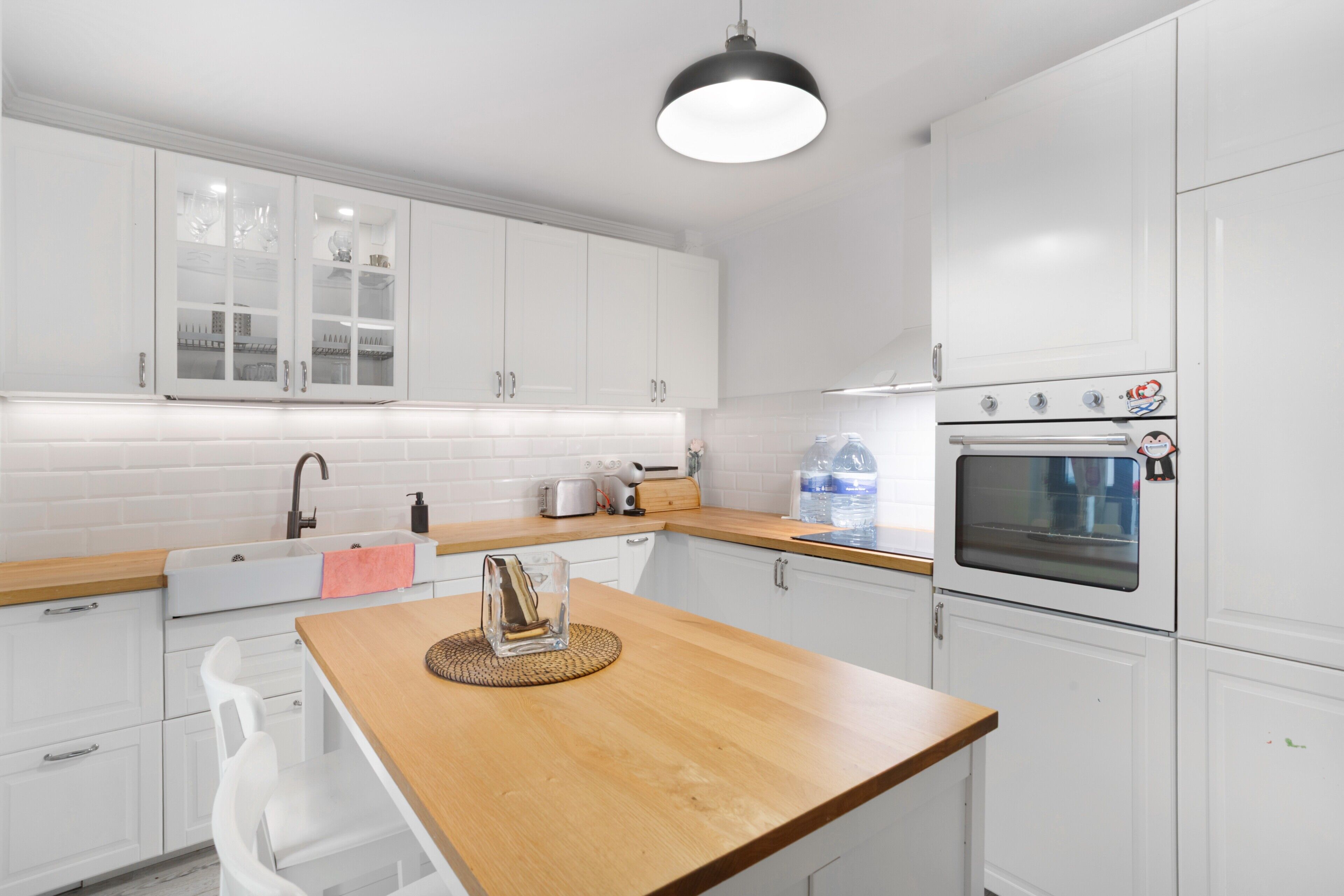 Refrigerador, horno, parrilla de estufa y cafetera y tetera 