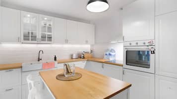 Refrigerador, horno, parrilla de estufa y cafetera y tetera