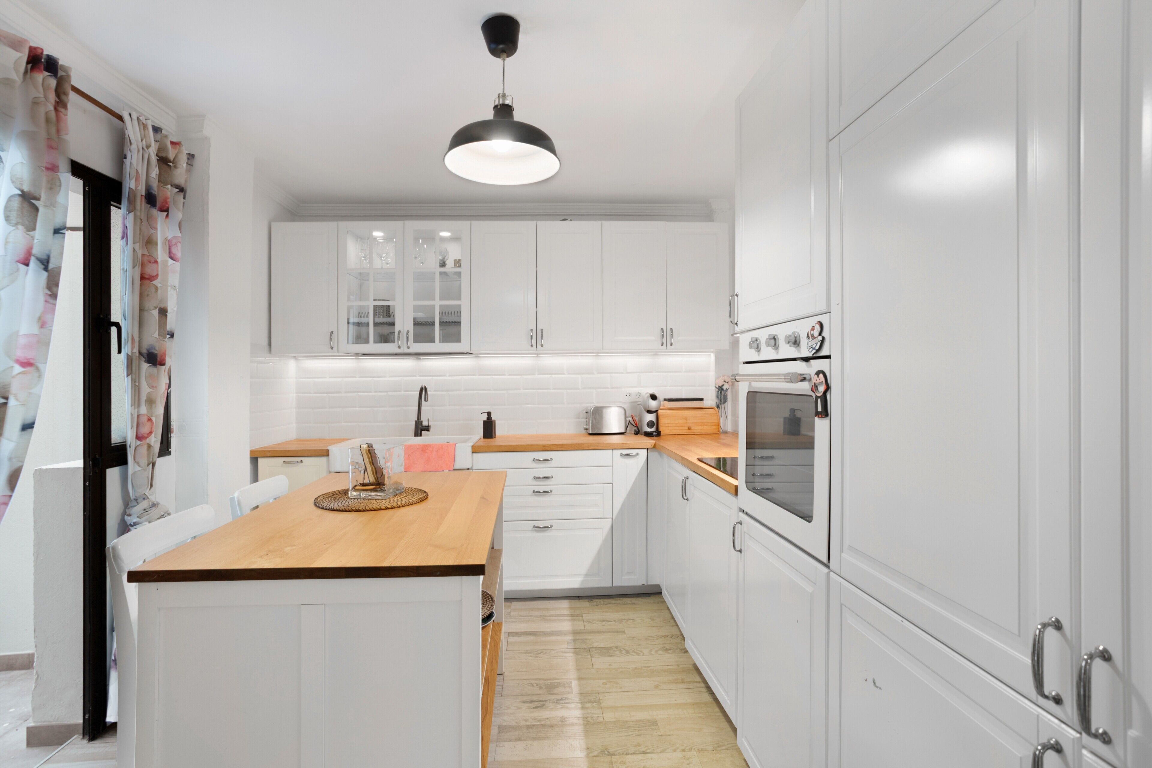 Refrigerador, horno, parrilla de estufa y cafetera y tetera 