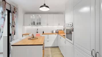 Refrigerador, horno, parrilla de estufa y cafetera y tetera