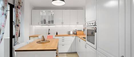 Fridge, oven, stovetop, coffee/tea maker