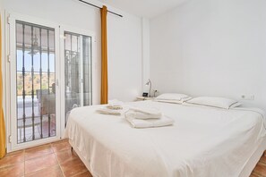 3 chambres, fer et planche à repasser, Wi-Fi gratuit, draps fournis