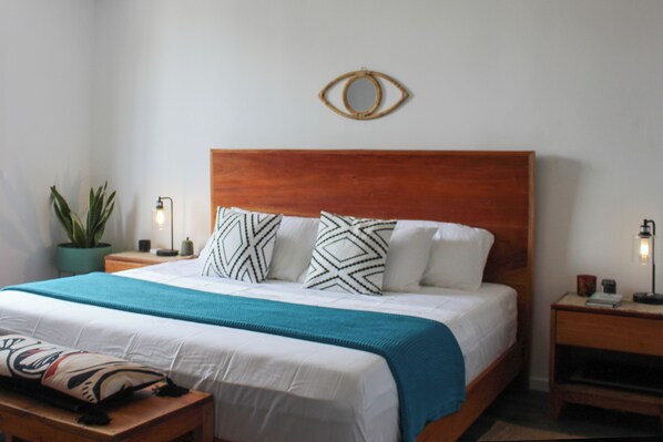 4 chambres, bureau, fer et planche à repasser, lit de bébé portatif