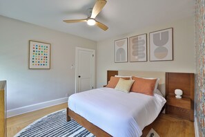 2 bedrooms, desk, iron/ironing board, travel cot - Queen City Blue- Historic Charmer Luxurious Living (Cincinnati)