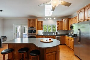 Kjøleskap, mikrobølgeovn, ovn og kokeplater