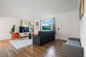Apartment, 2 Schlafzimmer, Terrasse, Bergblick | Wohnbereich | 55-Zoll-LED-Fernseher mit Digitalempfang