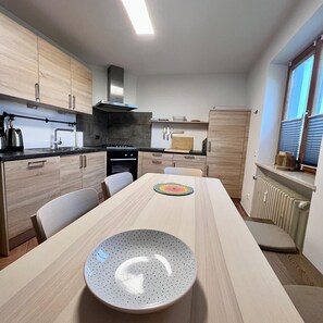 Kjøleskap, ovn, kokeplater og oppvaskmaskin