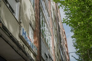 Ein mehrstöckiges Gebäude mit einem Schild, das es als Hotel kennzeichnet.