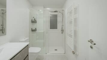 Douche, sĂšche-cheveux, serviettes fournies