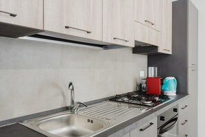 Frigorifero, forno, piano cottura, macchina per tè/caffè