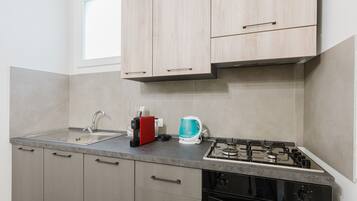 Frigorifero, forno, piano cottura, macchina per tè/caffè