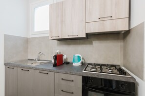 Fridge, oven, stovetop, coffee/tea maker