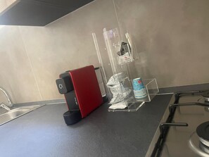 Fridge, oven, stovetop, coffee/tea maker