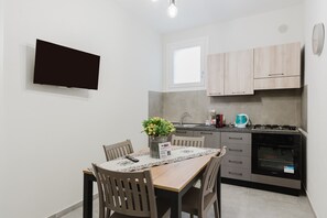 Fridge, oven, stovetop, coffee/tea maker