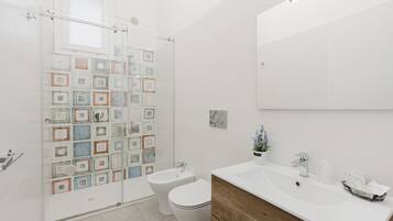 Doccia, asciugacapelli, asciugamani