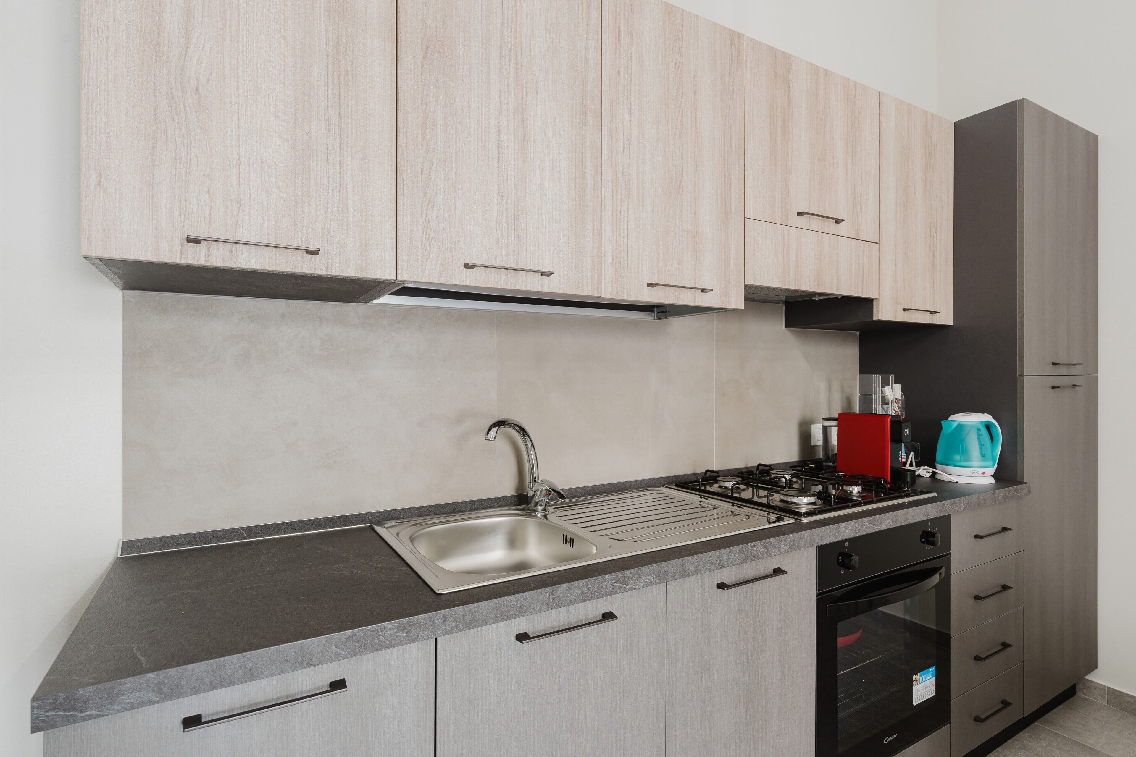 Geladeira, fogão, cooktop, cafeteira/chaleira