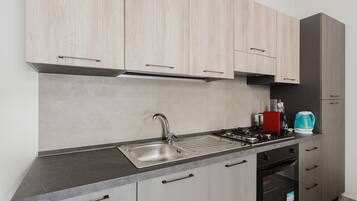 Geladeira, fogão, cooktop, cafeteira/chaleira