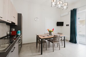 Fridge, oven, stovetop, coffee/tea maker