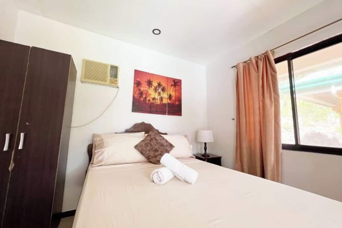 1 bedroom, desk, bed sheets, wheelchair access
