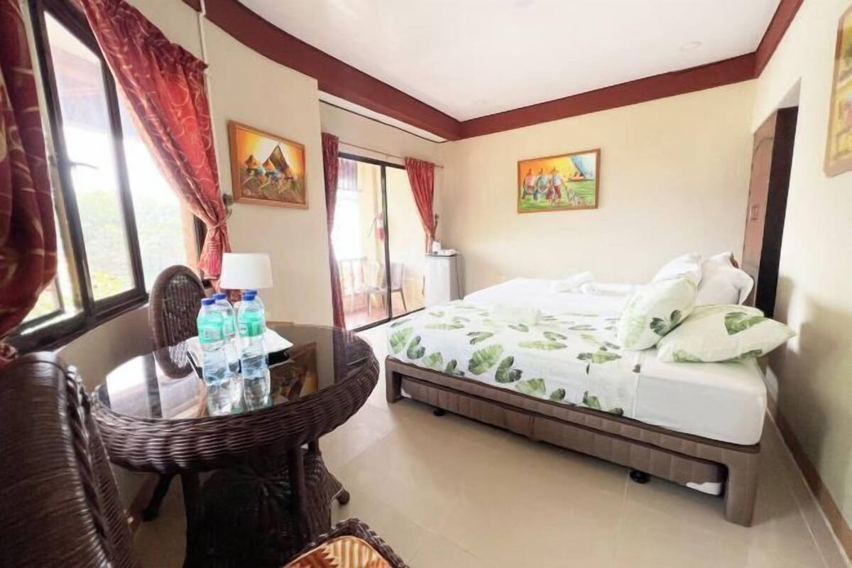 1 bedroom, desk, bed sheets, wheelchair access