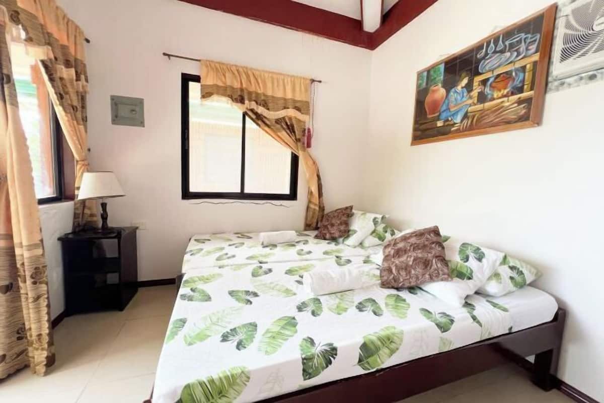 1 bedroom, desk, bed sheets, wheelchair access