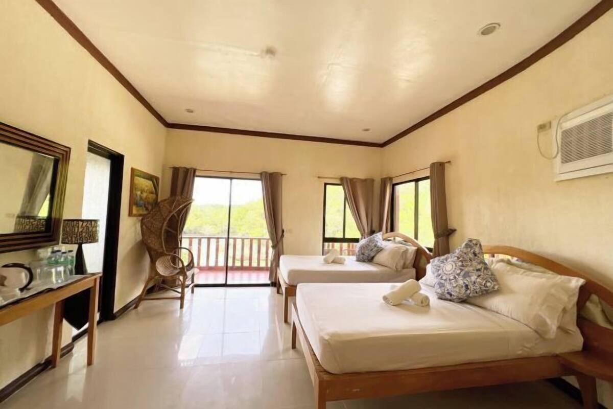 1 bedroom, desk, bed sheets, wheelchair access