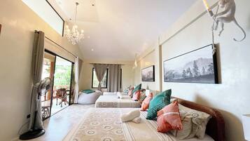 Phòng Suite dành cho gia đình | 1 phòng ngủ, bàn, bộ trải giường, có lối đi dành cho xe lăn