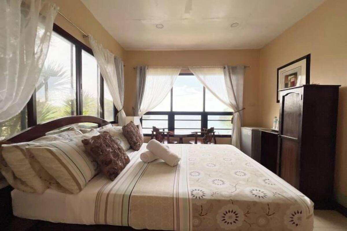 1 bedroom, desk, bed sheets, wheelchair access