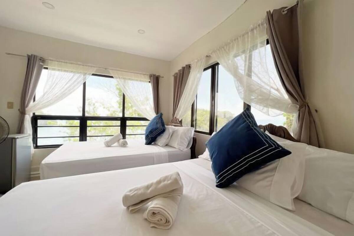 1 bedroom, desk, bed sheets, wheelchair access