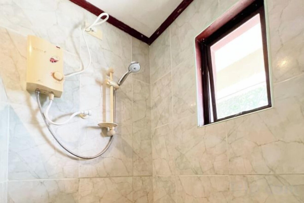 Baðherbergi | Sturta, regnsturtuhaus, handklæði, sápa