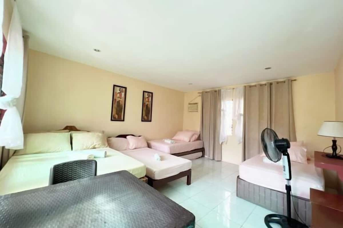 1 bedroom, desk, bed sheets, wheelchair access