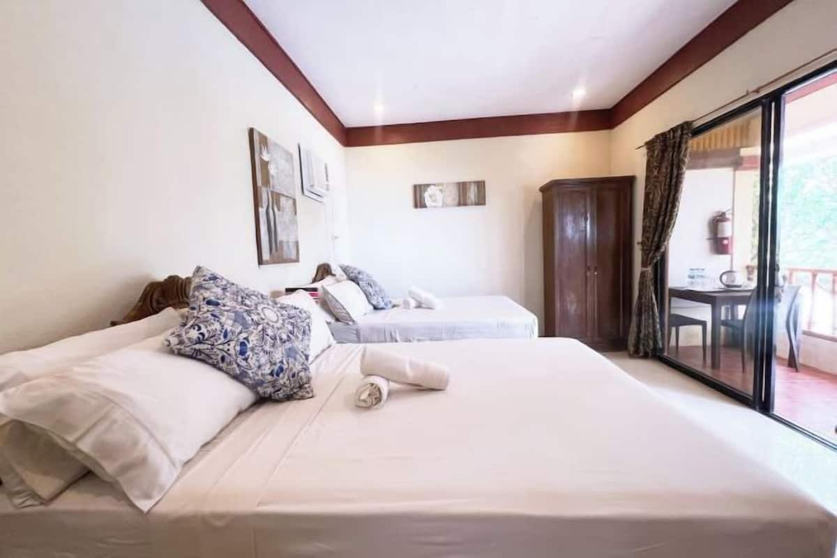 1 bedroom, desk, bed sheets, wheelchair access