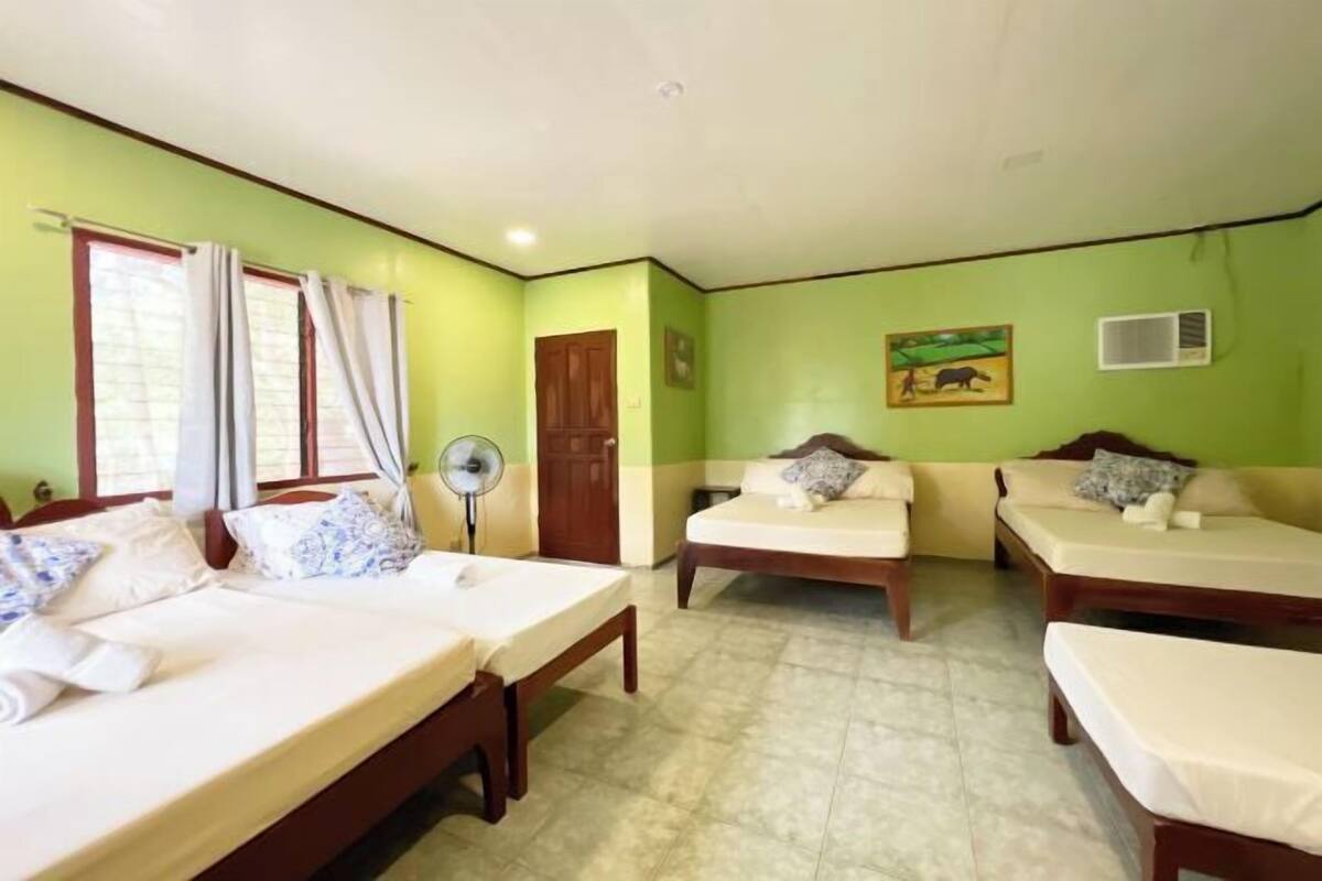 1 bedroom, desk, bed sheets, wheelchair access