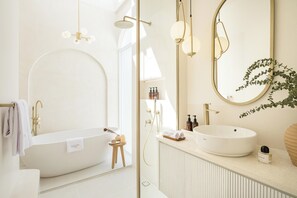 Bruser, hårtørrer, bidet, håndklæder