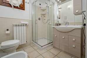 Doccia, asciugacapelli, asciugamani