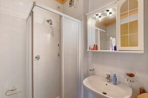 Douche, sèche-cheveux, serviettes fournies